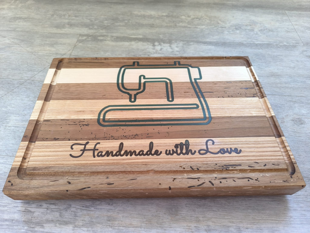 „Holzmoment“ – Schneidebrett aus Massivholz, individuell & handgemacht