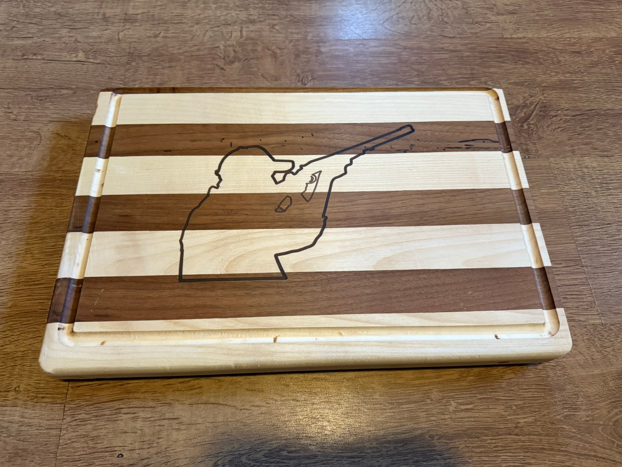 „Holzmoment“ – Schneidebrett aus Massivholz, individuell & handgemacht